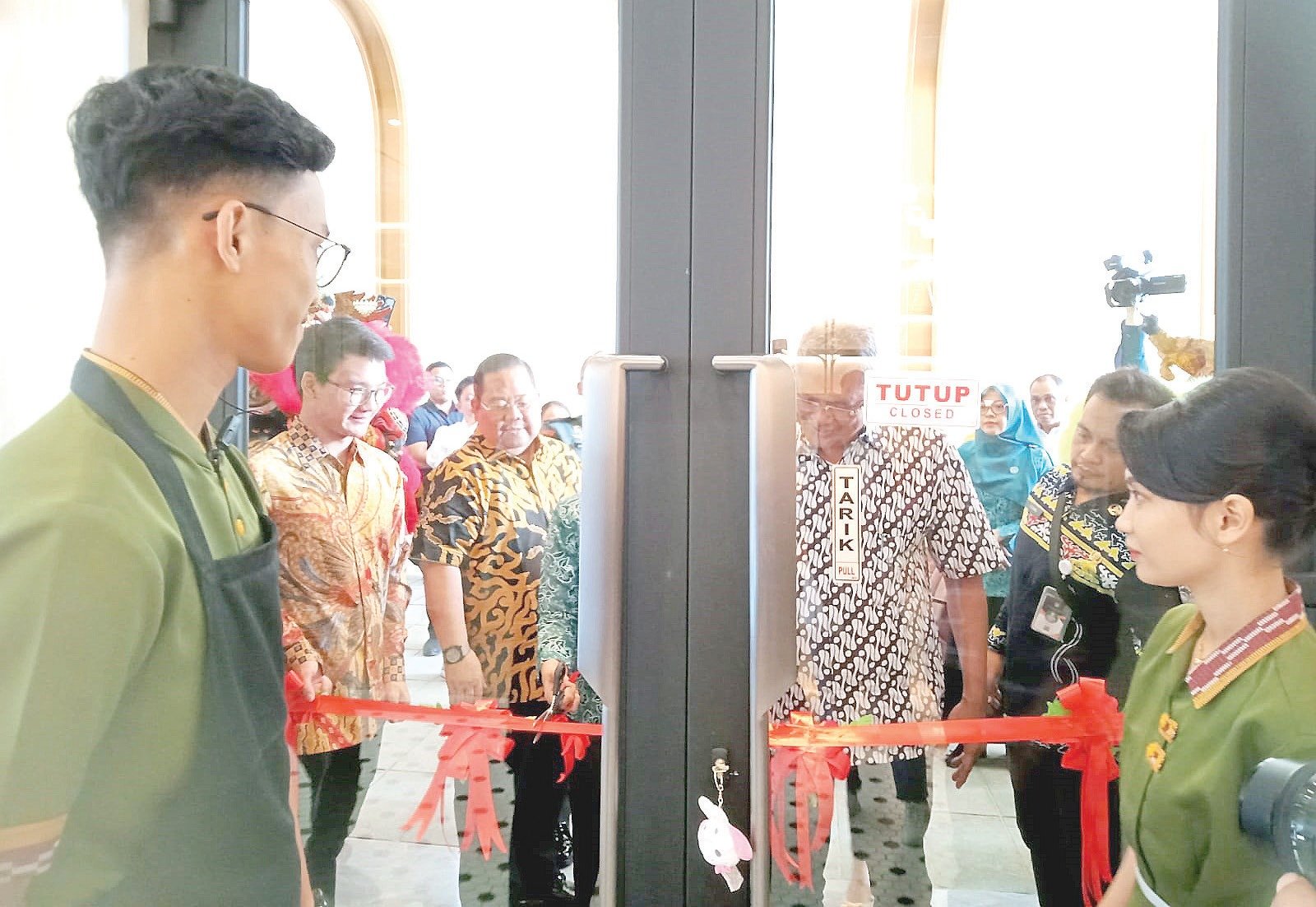 Grand opening Padi Padi Restaurant yang ditandai dengan pengguntingan pita oleh Pj Walikota Kendari Muhammad Yusup. (EWIN ENDANG SAHPUTRI/ KENDARI POS)