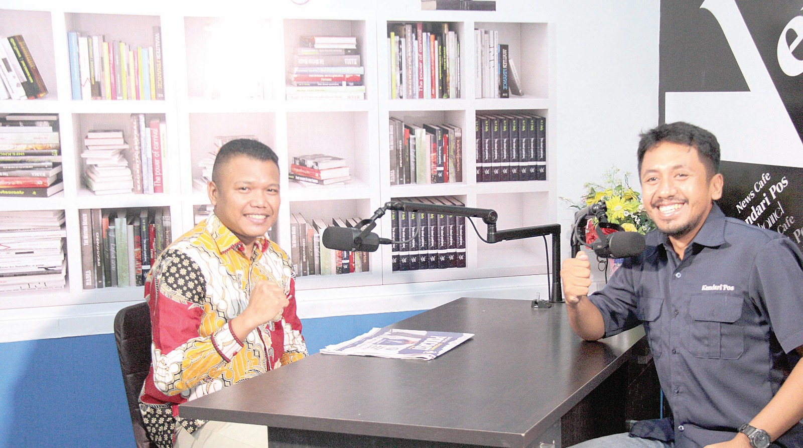 Ketua KNPI Muna La Ode Muhram Naadu (kiri), usai diinterview Redaktur Politik Kendari Pos Ramadhan (kanan), di podcast Kendari Pos Chanel.