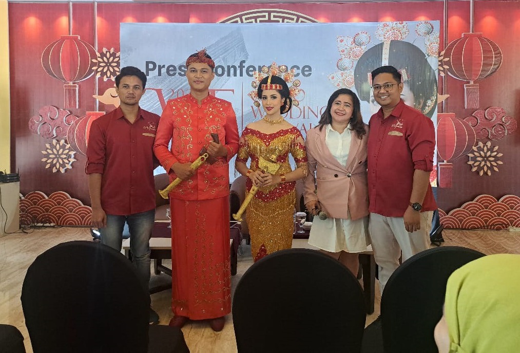 Foto bersama Marcomm Manager Hotel Claro Kendari, Ima, usai konferensi pers beberapa waktu lalu. (DOK. KENDARI POS)