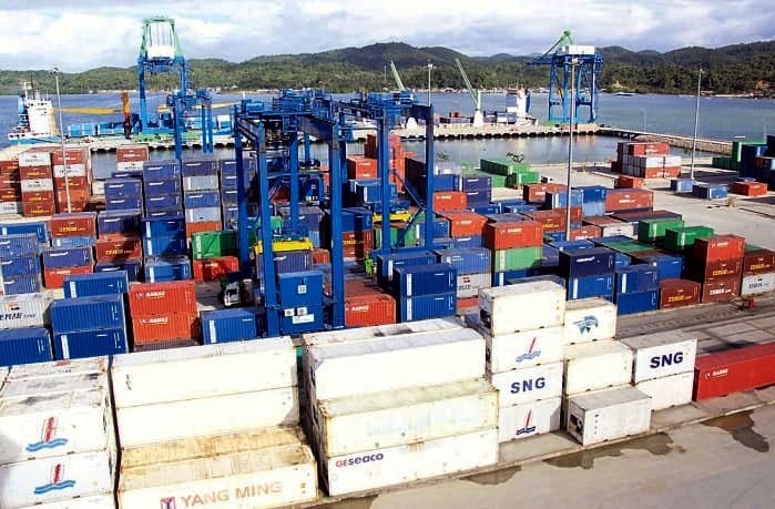 Suasana pelabuhan New Port yang terletak di daerah Bungkutoko, menjadi tempat fasilitas pelayanan kontainer di Kawasan Kota Kendari. Barang ekspor dan impor biasanya diangkut lewat pelabuhan ini. (DOK. KENDARI POS)