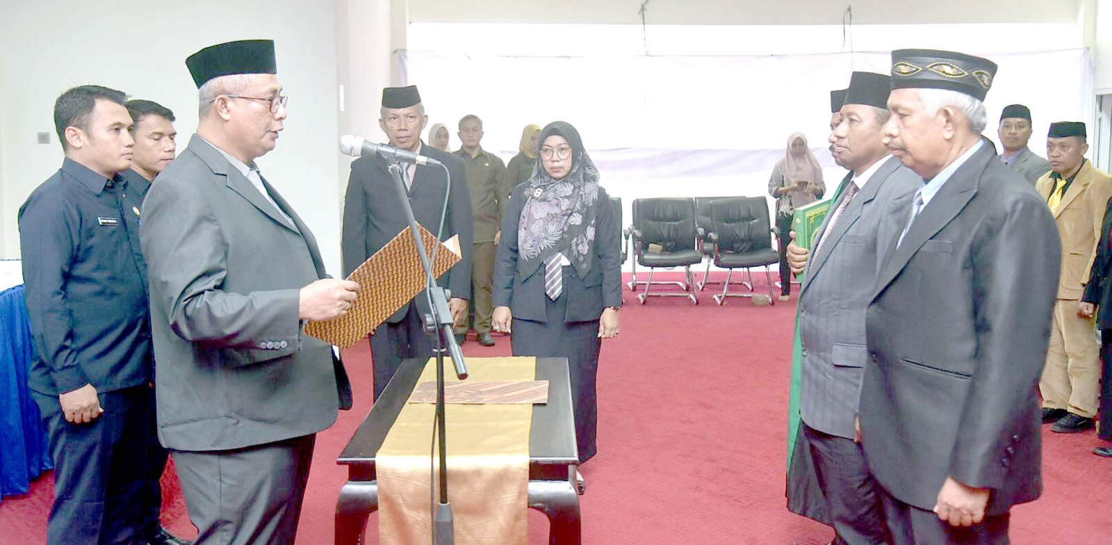 Sekda Buton, Asnawi Jamalauddin, melantik dua pejabat eselon dua di Aula Kantor Bupati, Takawa. (ELYN KENDARIPOS/KENDARI POS)
