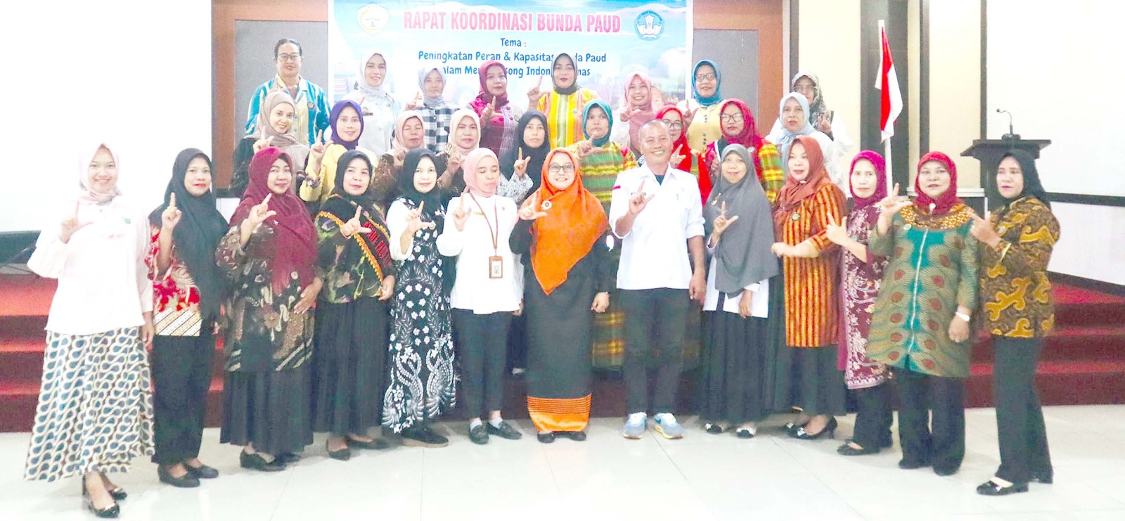 PERAN PENTING : Bunda PAUAUD Kota Baubau, Reffiani Dwiatmo Rasman (tengah, depan) usai memimpin rapat koordinasi dalam upaya peningkatan peran organisasi yang dipimpinnya itu. (ZIZI DISKOMINFO KOTA BAUBAU FOR KENDARI POS)