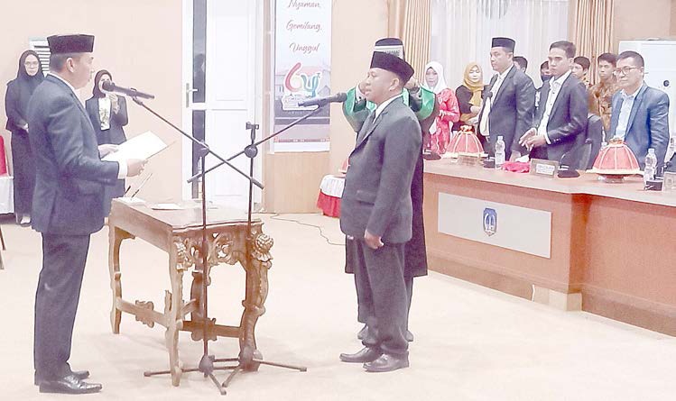 OPTIMALKAN FUNGSI : Ketua DPRD Kolaka, Syaifullah Halik (kiri) melantik pengganti antar waktu Anggota DPRD Kolaka sisa masa jabatan 2019-2024, Inggu di gedung parlemen, kemarin. (ZULFADLY NUR ZY/KENDARI POS)