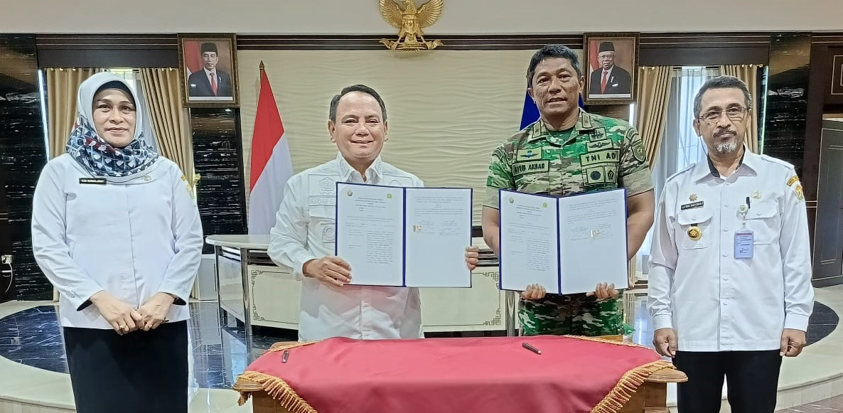 Penjabat (Pj) Gubernur Sultra Andap Budhi Revianto (2 dari kiri) dan Komandan Korem 143 Halu Oleo (HO) Brigjen TNI Ayub Akbar (2 dari kanan) dalam penandatanganan NPHD dana pengamanan Pilkada Sultra di kantor Gubernur Sultra, Selasa (13/2/2024). (BIRO ADPIM PEMPROV SULTRA)