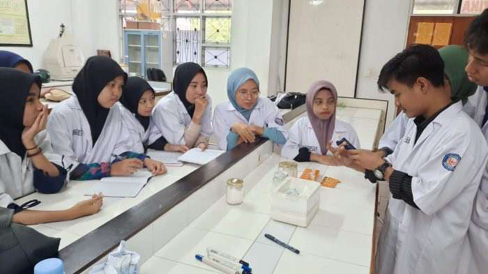 Mahasiswa FMIPA UHO sedang melakukan praktik di laboratorium FMIPA yang merupakan laboratorium PTN pertama di Sultra yang terakreditasi ISO 17025:2017. (EWIN ENDANG SAPUTRI/KENDARI POS)
