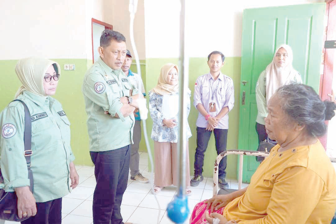 Pj.Bupati Buton Drs. La Ode Mustari melakukan kunjungan kerja di kecamatan menyempatkan diri mengunjungi fasilitas kesehatan.