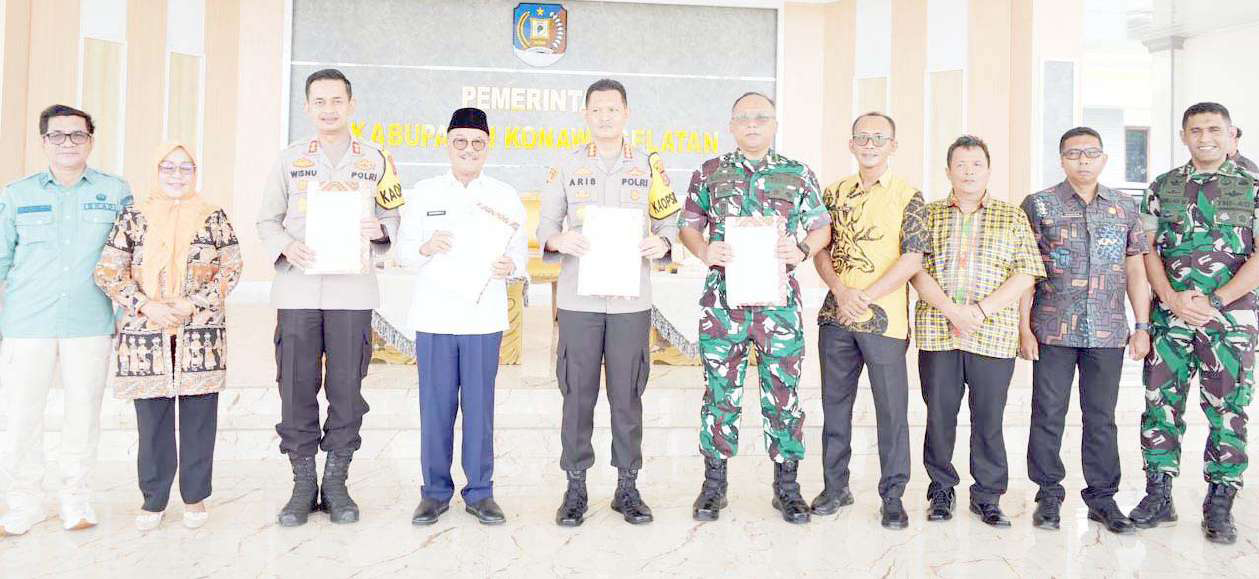 DANA HIBAH : Bupati Konsel, H. Surunuddin Dangga (keempat dari kiri) bersama pihak keamanan ketika menunjukan NPHD yang telah ditandatangani terkait pengamanan Pilkada 2024, kemarin. (I NGURAH PANDI SANTOSA/KENDARI POS)