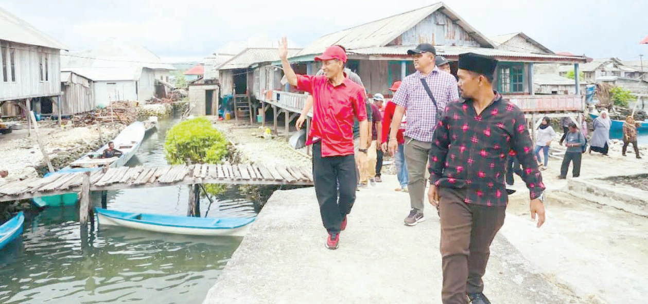 Bupati Wakatobi Haliana memantau kondisi infrastruktur di Pulau Kaledupa.