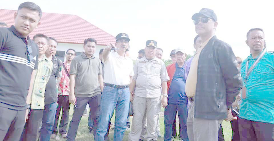 Pj bupati bombana edy memantau lahan di Desa baliara, Kabaena yang akan dijadikan lokasi pembangunan rumah sakit tipe D.