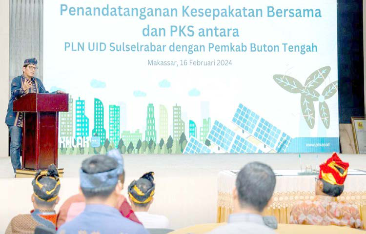 Pj bupati buteng, andi Muhammad Yusuf membawakan sambutan dalam acara penandatanganan PKS tentang pengembangan kelistrikan di buteng, di aula Kantor PLN UID Sulselrabar, akhir pekan lalu.(DISKOMINFO BUTENG FOR KENDARI POS).