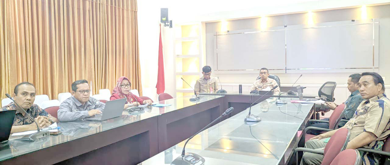 PERCEPATAN : Pj Wali Kota Baubau Dr Muh Rasman Manafi (ketiga dari kanan) saat memimpin rapat pembebasan lahan Bandara Betoambari.(SAMSUDIN DISKOMINFO KOTA BAUBAU FOR KENDARI POS)