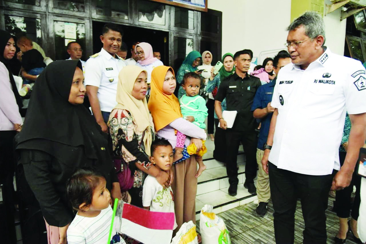 KAMPUNG ANAK SEJAHTERA : Pj Wali Kota Kendari, Muhammad Yusup (kanan) menyapa masyarakat saat melaunching pembentukan Kampung anak Sejahtera di Kelurahan Punggaloba, Kecamatan Kendari barat kemarin. (AGUS SETIAWAN/KENDARI POS)