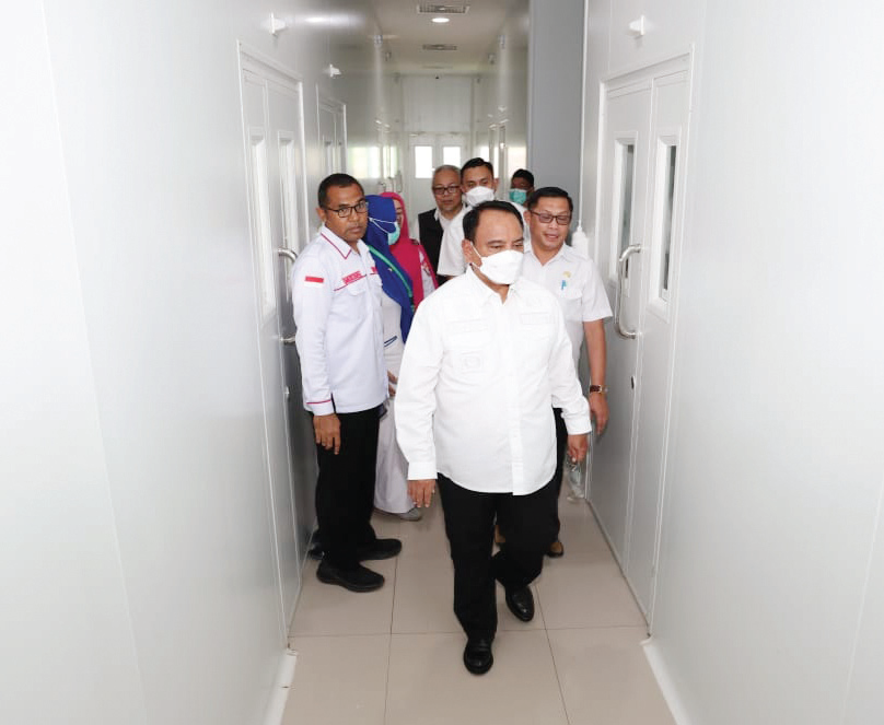 WABAH DEMAM BERDARAH DENGUE : Pj Gubernur Sultra Andap Budhi Revianto saat melakukan sidak di RS Bahteramas. Ia meminta fasilitas kesehatan sigap dan cepat tanggap menangani pasien DBD. (RAHMA SAFITRI/KENDARI POS)