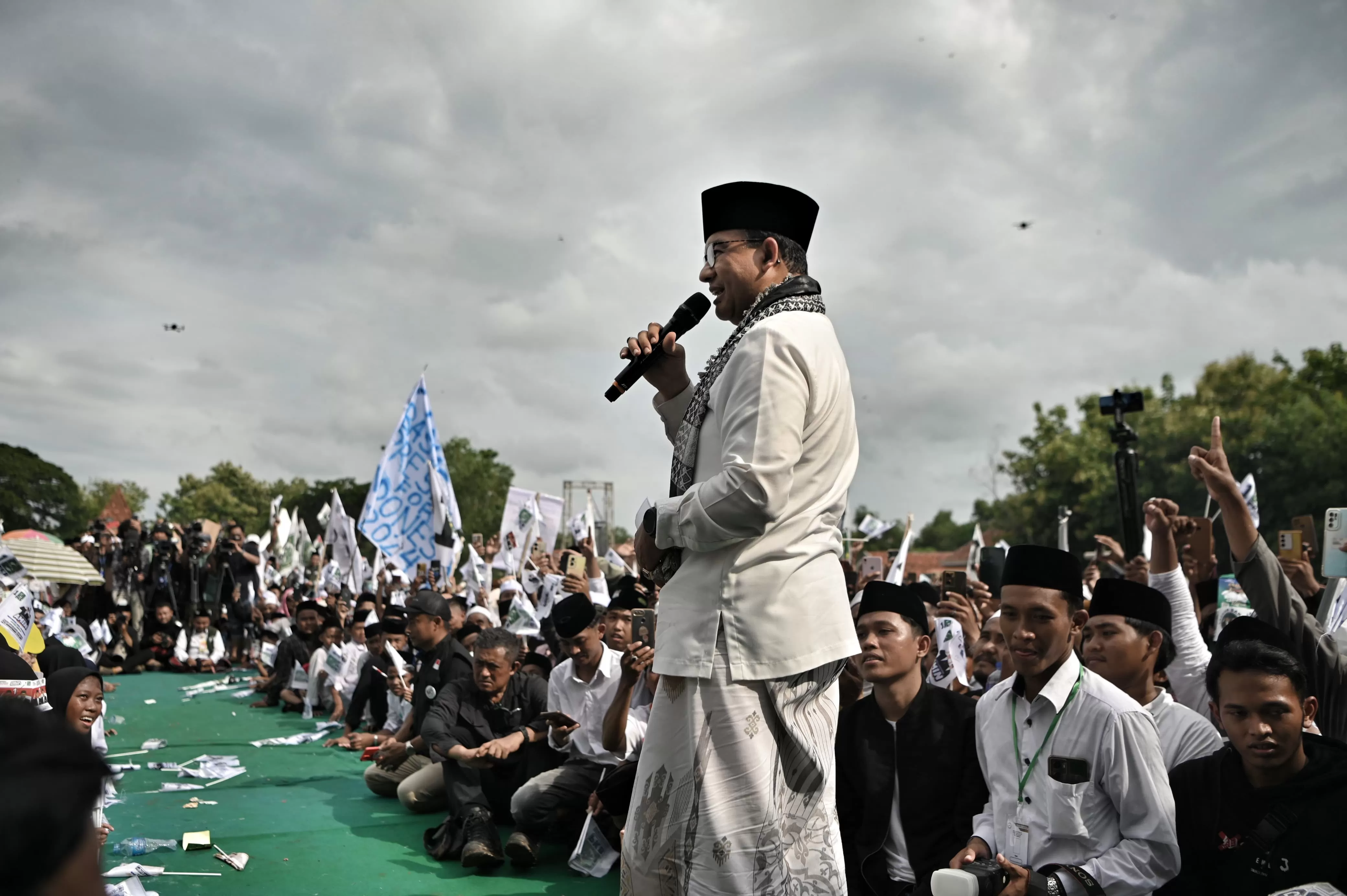 Calon Presiden nomor urut 1 Anies Baswedan menyampaikan orasinya dalam kampanye akbar di Lapangan Garuda, Palengaan, Pamekasan. (DOK: TIMNAS AMIN)