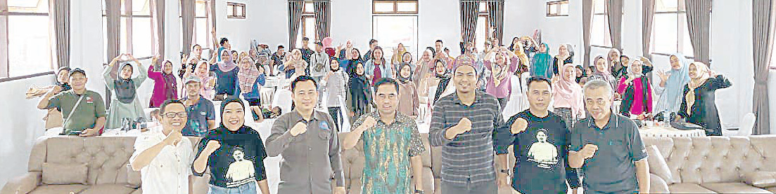 MAJUKAN UMKM : Pose bersama pasca musyawarah terbentuknya 11 Forum UMKM Kecamatan yang melibatkan 74 pelaku UMKM perwakilan di Koltim. (DISKOMINFO KABUPATEN KOLTIM FOR KENDARI POS)