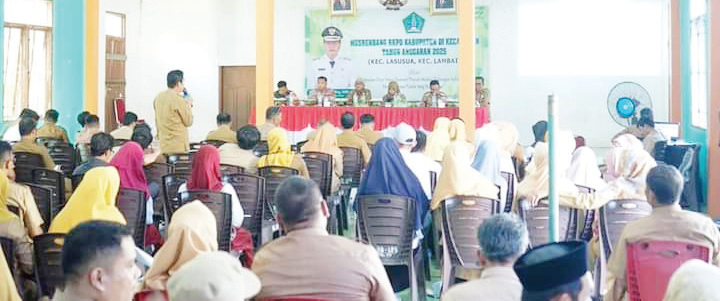 MUSYAWARAH PERENCANAAN PEMBANGUNAN : Suasana pelaksanaan Musrembang di gedung olahraga Desa Lambai Kecamatan Lambai Kolaka Utara, Senin (19/2) (DISKOMINFO DAN PERSANDIAN KOLUT FOR KENDARI POS)