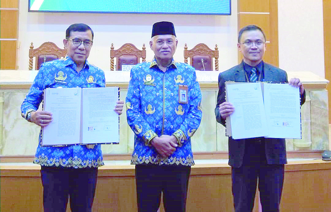 Sekda Sultra Asrun Lio (tengah) bersama Kepala BPKAD Sultra Muhammad Ilyas Abibu (kiri) dan Kepala Cabang Bank BPD Sultra Dino Morlan Gobriyas (kanan) usai penandatanganan PKS implementasi KKPD antara Pemprov dan Bank Sultra, Selasa (20/2/2024). (BIRO ADPIM PEMPROV SULTA)