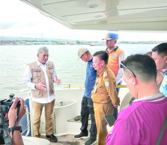 Pj Wali Kota Kendari, Muhammad Yusup (kiri, pakai rompi) memberikan pengarahan kepada pejabat Pemkot terkait program mitigasi potensi bencana banjir melalui aksi bersih-bersih sampah di Teluk Kendari, Selasa (20/2/2024). (AGUS SETIAWAN / KENDARI POS)