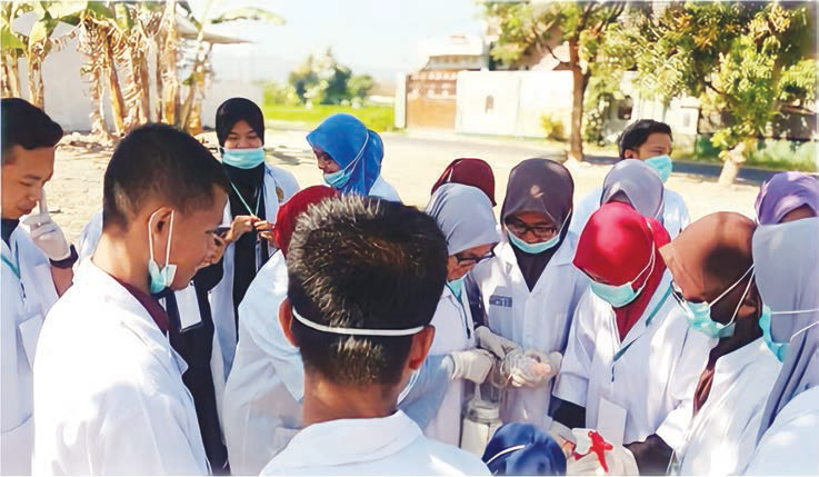 Mahasiswa FKM UHO tengah mengikuti praktikum epidemiologi. (FKM UHO for Kendari Pos)