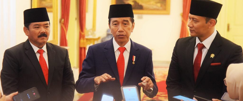 LANTIK: Presiden Jokowi (tengah) bersama Menko Polhukam Hadi Tjahjanto (kiri) dan Menteri ATR/Kepala BPN Agus Harimurti Yudhoyono memberikan keterangan pers di Istana Negara, Jakarta, Rabu (21/2). (SETKAB RI)