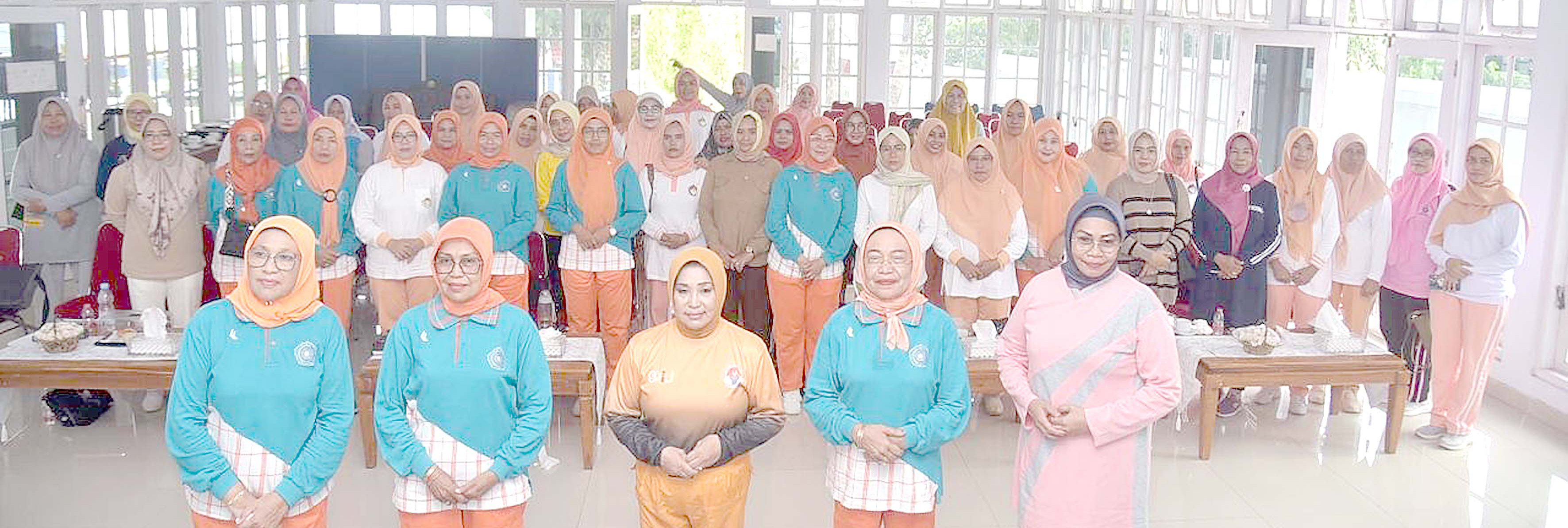 Ketua TP PKK Buton, Andi Asniwati bersama anggotanya usai rapat persiapan peringatan HKG PKK. (DISKOMINFO kabupaten buton FOR KENDARI POS)