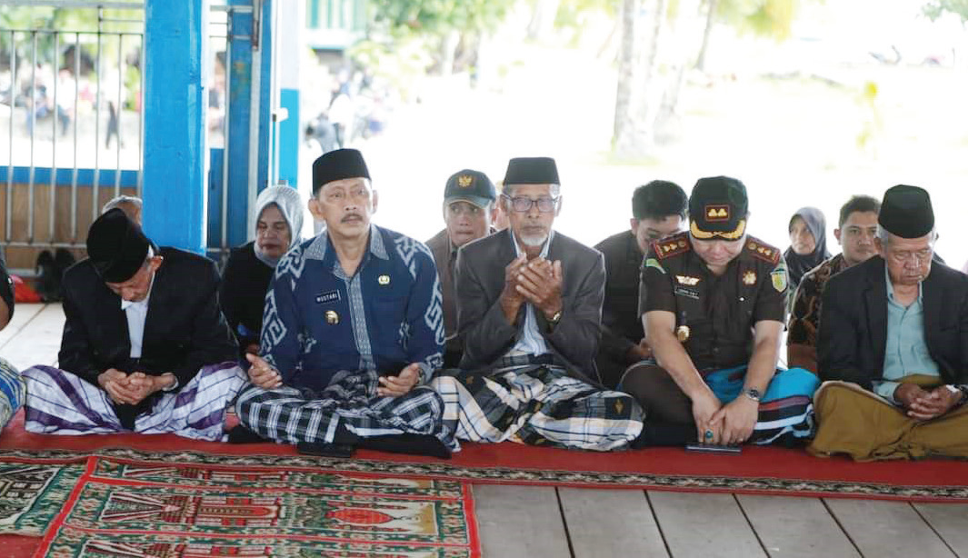 MERAKYAT: Pj Bupati Buton, La Ode Mustari (dua dari kiri) bersama Forkopimda dan masyarakat dalam suatu kegiatan. Mustari intens turun lapangan melihat kondisi warganya, sekaligus mengajak mereka menjaga kerukunan. (ELYN/KENDARI POS)