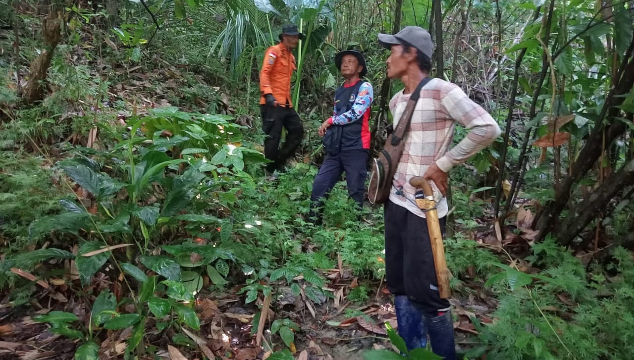 OPERASI PENCARIAN : Personel KPP Kendari bersama warga saat melakukan pencarian terhadap seorang kakek yang hilang di hutan Kecamatan Moramo, Konsel kemarin. (KPP KENDARI FOR KENDARI POS)