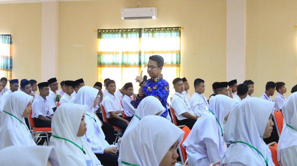 Kepala MAN IC Kendari, Muhammad Naim saat memberikan materi kepada mahasiswa baru.