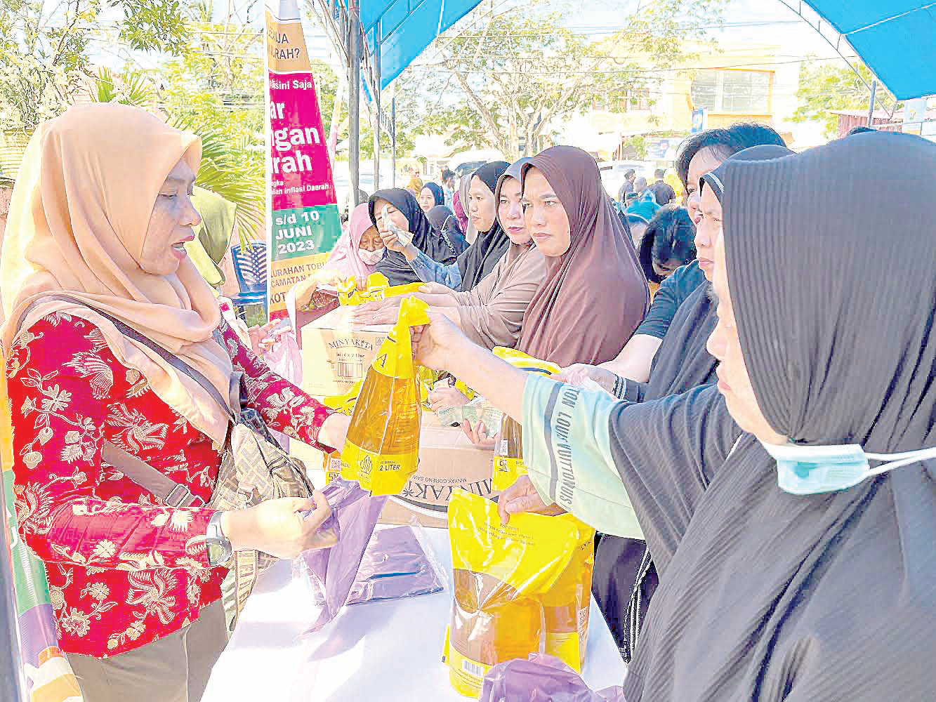 PASAR MURAH: Suasana gerakan pangan murah yang dilaksanakan Pemkot Kendari beberapa waktu lalu.(agus setiawan/kendari pos)