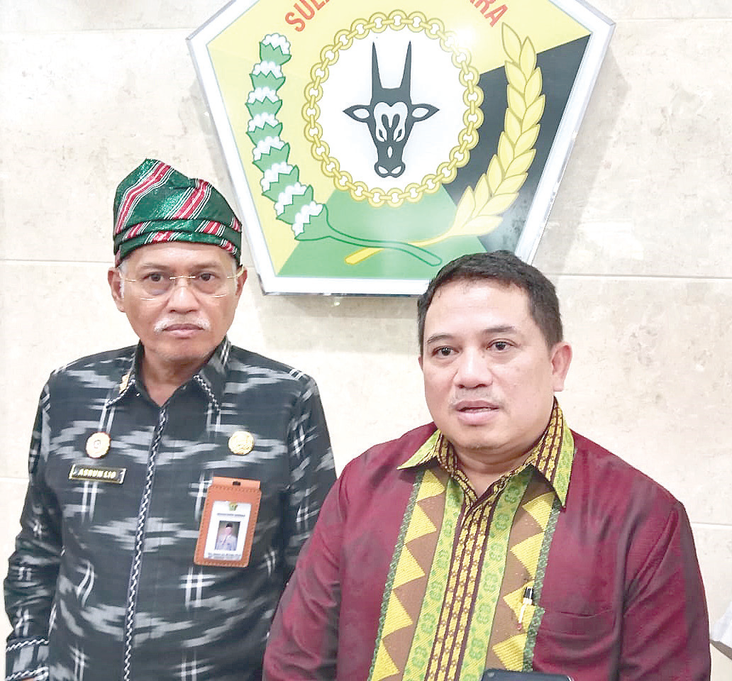 REFORMASI AGRARIA : Kepala Kantor Wilayah BPN Sultra, Dr. Asep Heri (kanan) bersama Sekda Sultra, Asrun Lio (kiri) saat diwawancarai awak media di kantor Sekretariat Provinsi Sultra kemarin.(RAHMA SAFITRI/KENDARI POS)