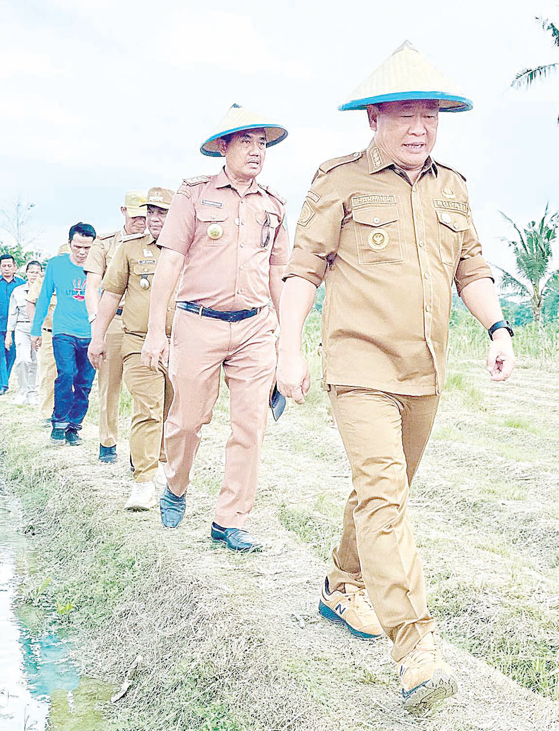 DUKUNG KINERJA : Pj Bupati Konawe, Harmin Ramba (depan) dalam sebuah kunjungan kerja di otoritanya. Tahun 2025 mendatang ia menjanjikan pada pimpinan pemerintahan di bawahnya mendapatkan kendaraan operasional.(ADI HIDAYAT/KENDARI POS)