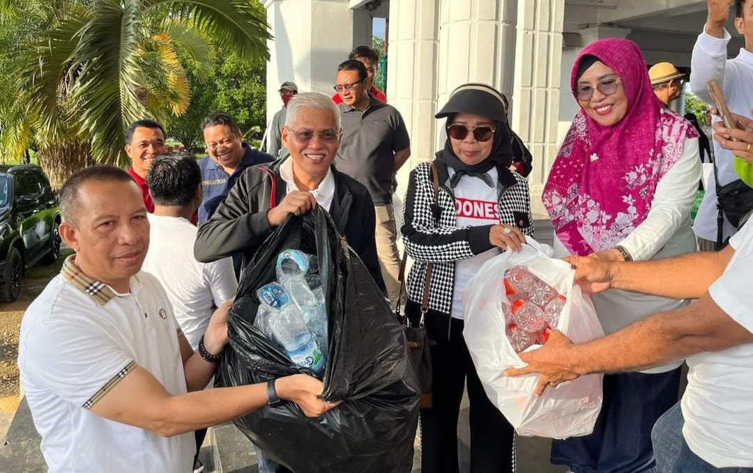 HARI PEDULI SAMPAH NASIONAL : Sekprov Sultra Asrun Lio (dua dari kiri) menunjukan sampah plastik yang terkumpul pada peringatan HPSN di pelataran MTQ Square Kendari, Jumat (23/2).(RAHMA SAFITRI/KENDARI POS)