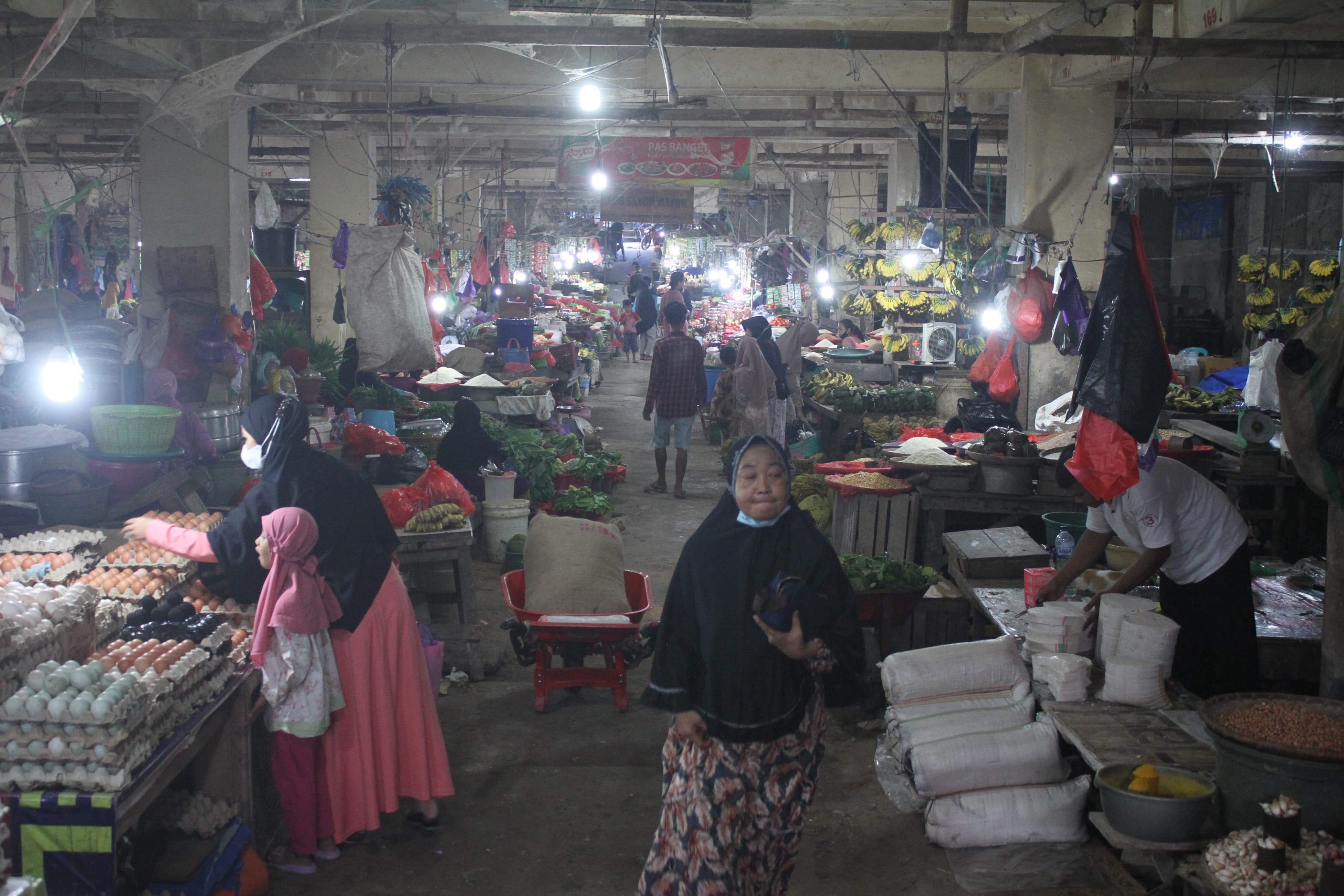 PASAR TRADISIONAL : Harga komoditas pangan di Kota Kendari mulai bergerak naik jelang Ramadan. Aktifitas pedagang di pasar basah Mandonga kemarin.(MUH. ABDI ASMAUL AMRIN/KENDARI POS)