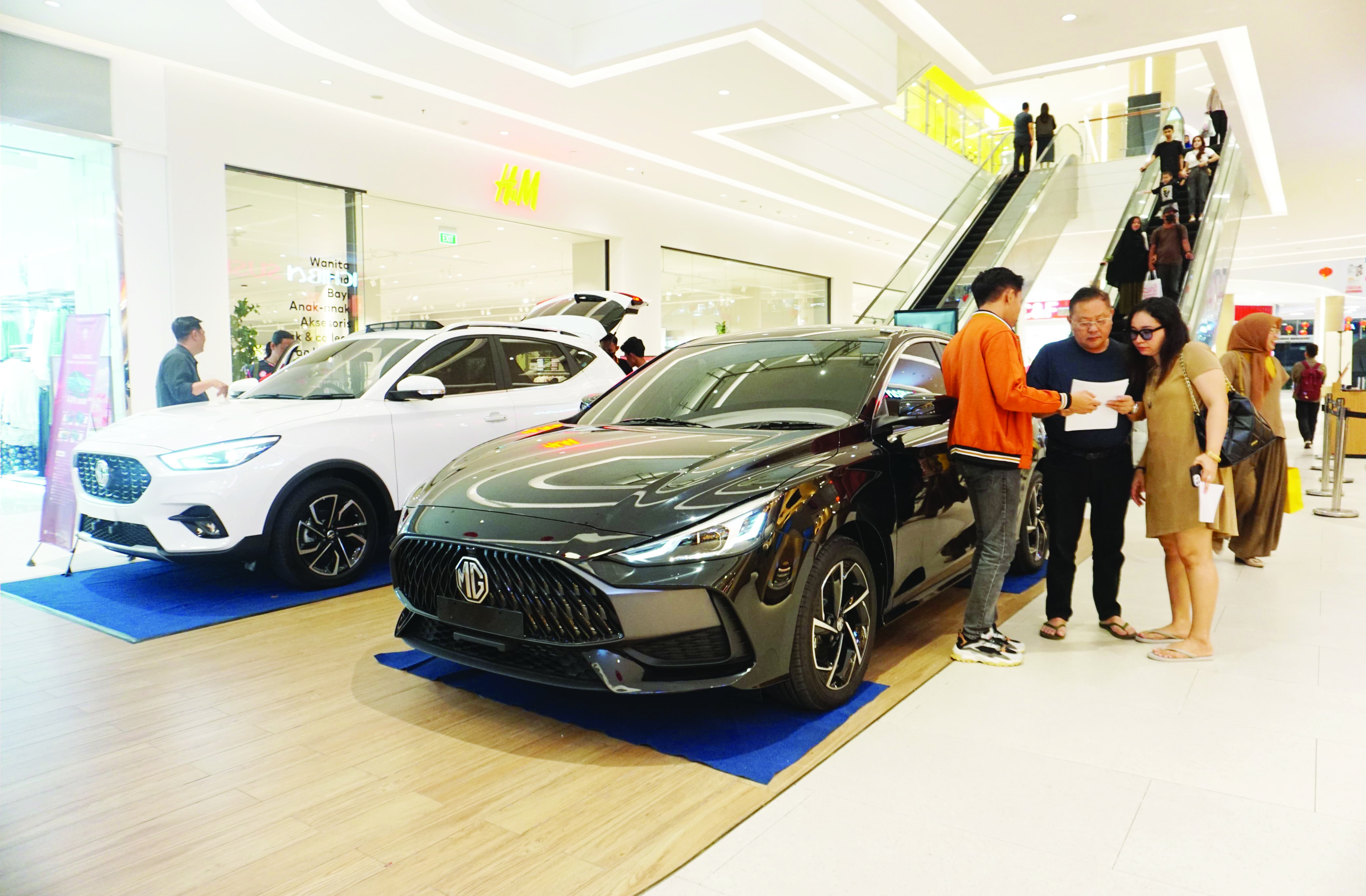 PAMERAN: Gerai Morris Garage di The Park Kendari. PT Sinar Galesong Automobil (SGA) pemegang merek Morris Garage (MG) menggelar pameran mobil di The Park Kendari, mulai 23 Februari hingga 29 Februari 2024. (MUH ABDI ASMAUL/KENDARI POS)