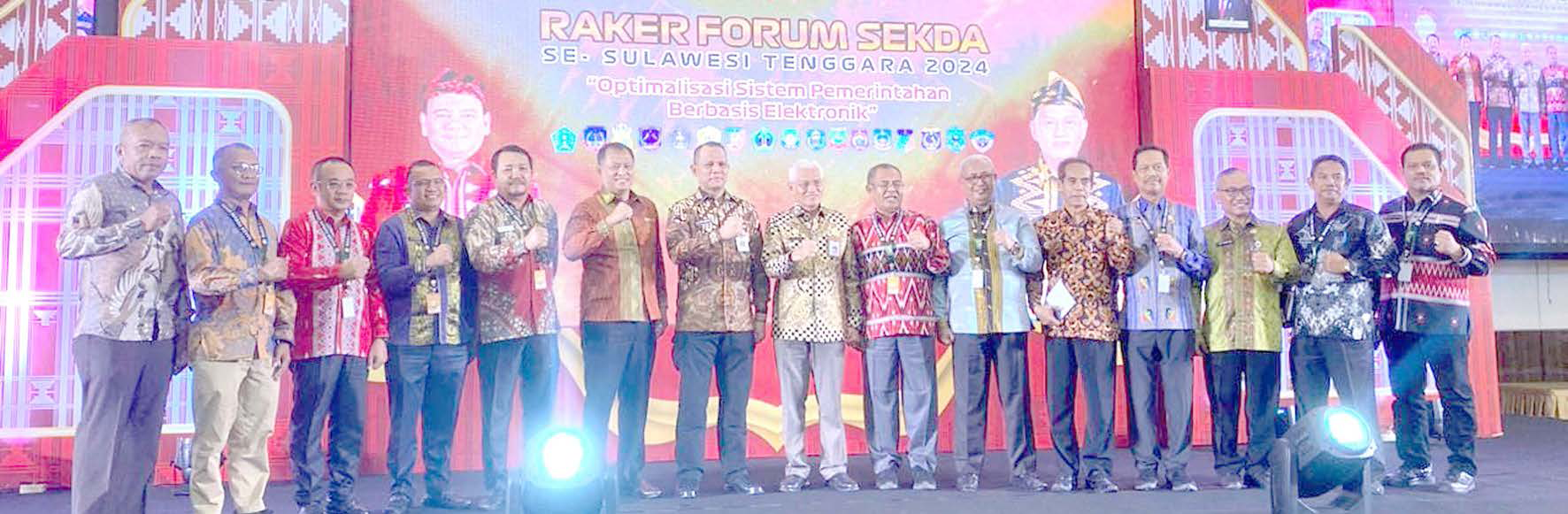 PENERAPAN TEKNOLOGI : Pose bersama usai Raker Forum Sekda se-Sultra tahun 2024 dalam rangka optimalisasi SPBE bagi seluruh pemerintahan di daerah yang diikuti Staf Ahli Bupati bidang Ekonomi, Keuangan dan Pembangunan Buton Utara, La Nita.(LA NITA DISKOMINFO BUTUR FOR KENDARI POS)