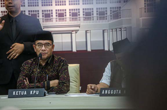Ketua KPU Hasyim Asy’ari (kiri) didampingi anggota memberikan keterangan pers persiapan Indonesia Election Visit Program (IEVP) di kantor KPU, Jakarta. (MIFTAHUL HAYAT/JAWA POS)