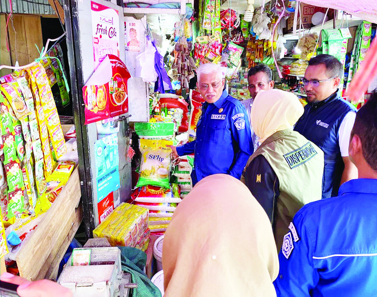 PEMANTAUAN HARGA DI PASAR : Ketua Harian TPID Sultra Asrun Lio melakukan sidak di sejumlah pasar tradisional di Kota Kendari. (RAHMA SAFITRI/KENDARI POS)