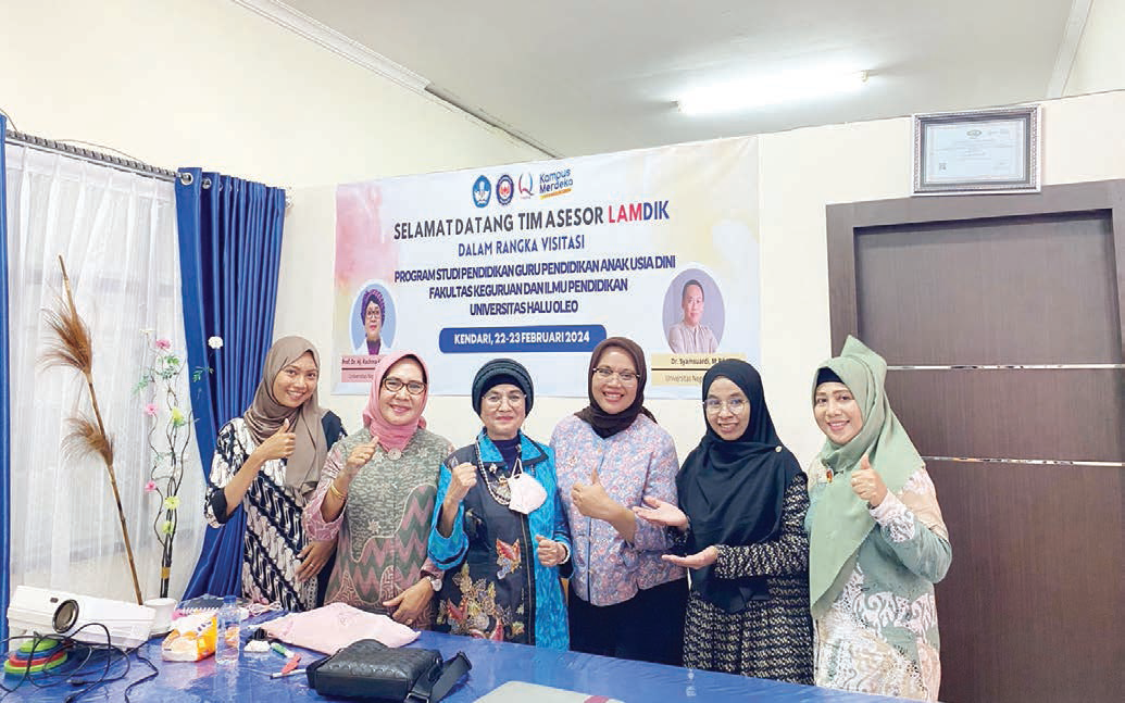 Foto bersama Prof. Dr. Rahma Hasibuan M.Kes (tiga kiri) dan Kajur PGSD FKIP UHO Salwiah, S.Pd., M.Pd. (dua kiri). (EWIN ENDANG SAPUTRI/KENDARI POS)