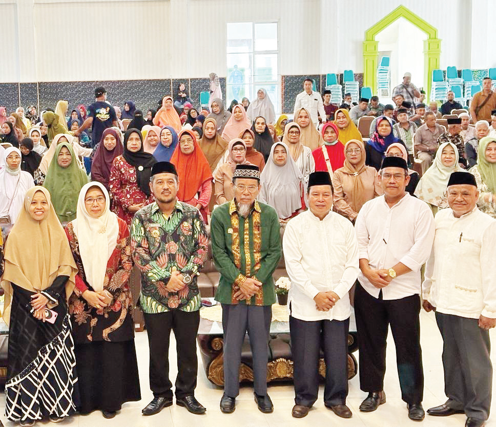 BAYAR ZAKAT : Ketua Baznas Kota Kendari, Amri Natsir (tengah) mendampingi Staf Ahli Pj Wali Kota Kendari, Syarifuddin (tiga kiri) sempatkan foto bersama calon jemaah haji Kota Kendari, kemarin. (AGUS SETIAWAN/KENDARI POS)