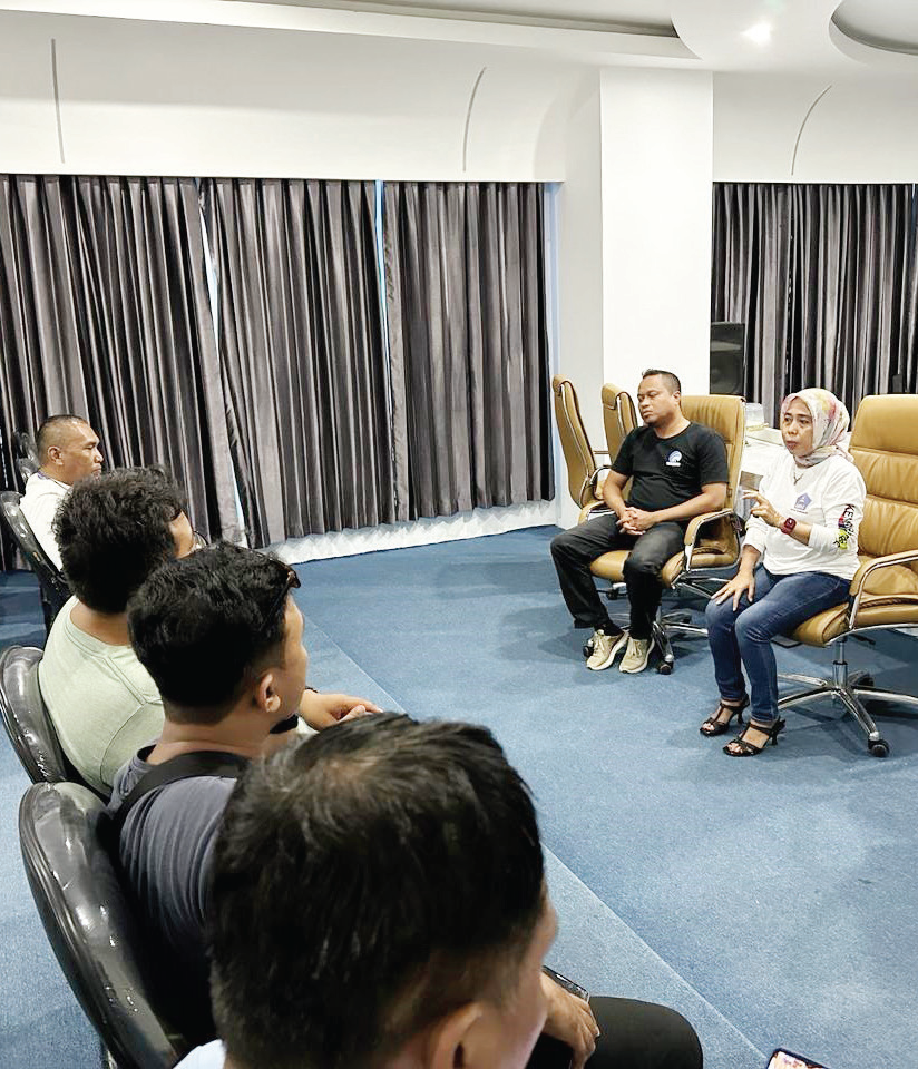 JALIN KEMITRAAN DENGAN INSAN PERS : Kepala Dinas Kominfo Kota Kendari saat memberikan arahan kepada para jurnalis di Balai Kota Kendari. (AGUS SETIAWAN/KENDARI POS)