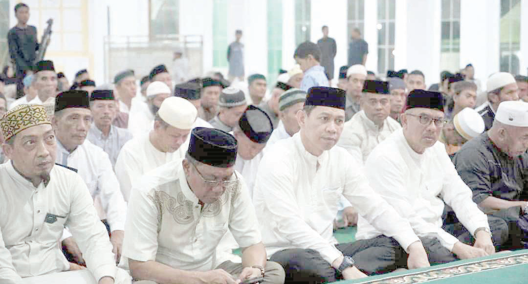 MINTA DUKUNGAN : Pj Bupati Kolaka, Andi Makkawaru (ketiga dari kiri) saat menghadiri dzikir bersama dan tabligh akbar, akhir pekan lalu dalam rangka memeriahkan HUT daerah itu. (ZULFADLY NUR/KENDARI POS)