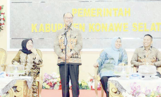 JAMBORE PKK : Bupati Konsel, H. Surunuddin Dangga (berdiri), menyatakan dukungan besarnya mendukung program TP-PKK untuk terus mengembangkan SDM daerah. (I NGURAH PANDI SANTOSA/KENDARI POS)