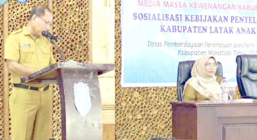 Sekda Wakatobi, Nadar (kiri) saat membawakan sambutan dalam sosialisasi kebijakan penyelenggaraan Kota/Kabupaten Layak anak.(DISKOMINFO WAKATOBI FOR KENDARI POS)