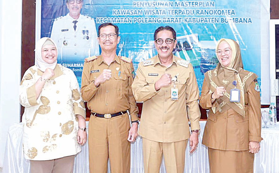 Pj Bupati Bombana, Edy Suharmanto (dua kanan), bersama jajarannya usai FGD penyusunan masterplan kawasan wisata terpadu Ranokomea, Kecamatan Poleang Barat, Bombana di Kantor Bupati, kemarin.(MASLINDAH/KENDARIPOS)