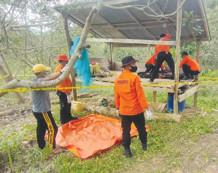 PENCARIAN ORANG HILANG : Tim Rescue KPP Kendari saat memberikan bantuan evakuasi jenasah Supriadi (87) yang sempat hilang 15 hari di hutan Moramo kemarin (KPP KENDARI FOR KENDARI POS)
