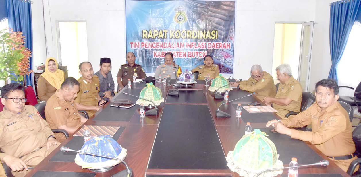 PerSiaPaN SiDaK: Pj bupati buton La Ode Mustari bersama jajarannya melakukan rapat persiapan sidak harga dan ketersediaan pangan di Pasar jelang ramadan. (elyn/KeNDARI POS)