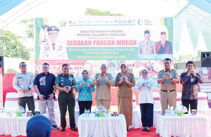 GERAKAN PANGAN MURAH : Sekprov Sultra Asrun Lio (tengah) foto bersama di acara GPM di pelataran Masjid Agung Al Kautsar Kendari, Selasa (27/2)A (RAHMA SAFITRI/KENDARI POS)