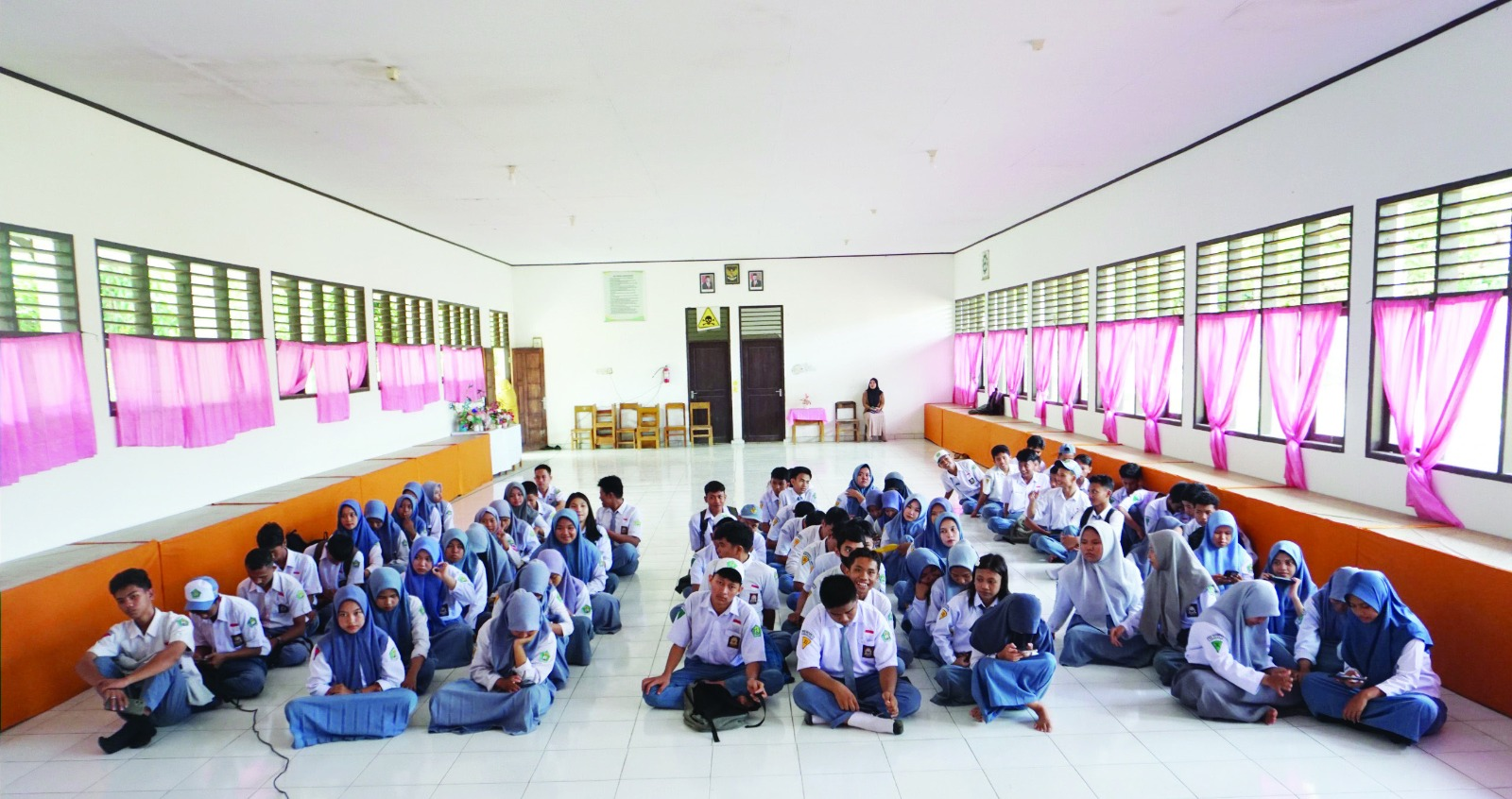 Para siswa-siswi SMKN 5 Kendari menghadiri gelaran Kendari Pos Road to School.