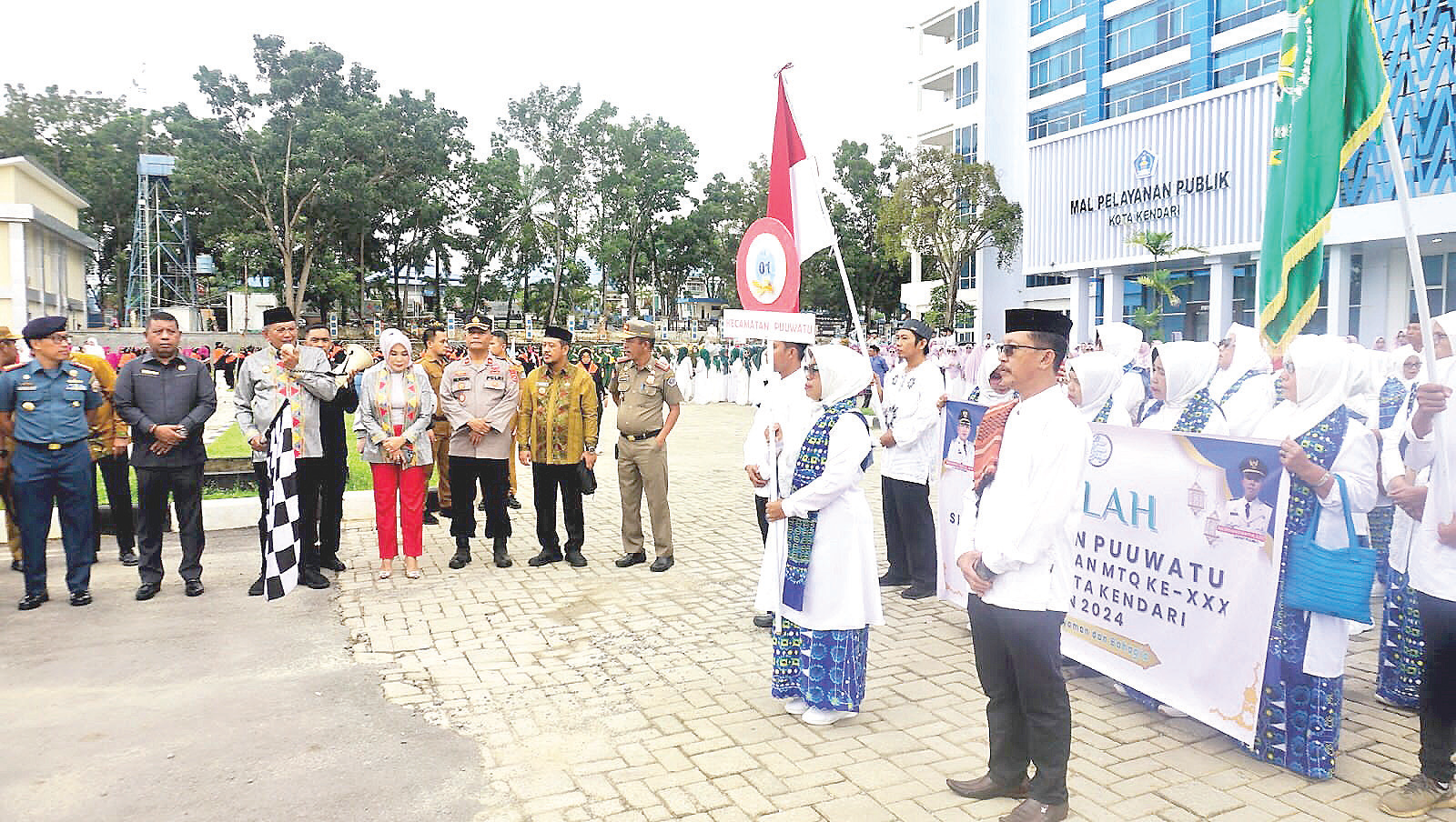 Pj Wali Kota Kendari, Muhammad Yusup (3 dari kiri, pegang bendera star) melepas peserta defile MTQ ke-30 tingkat Kota Kendari di Balai Kota Kendari, Selasa (17/2/2024).(AGUS SETIAWAN/KENDARI POS)