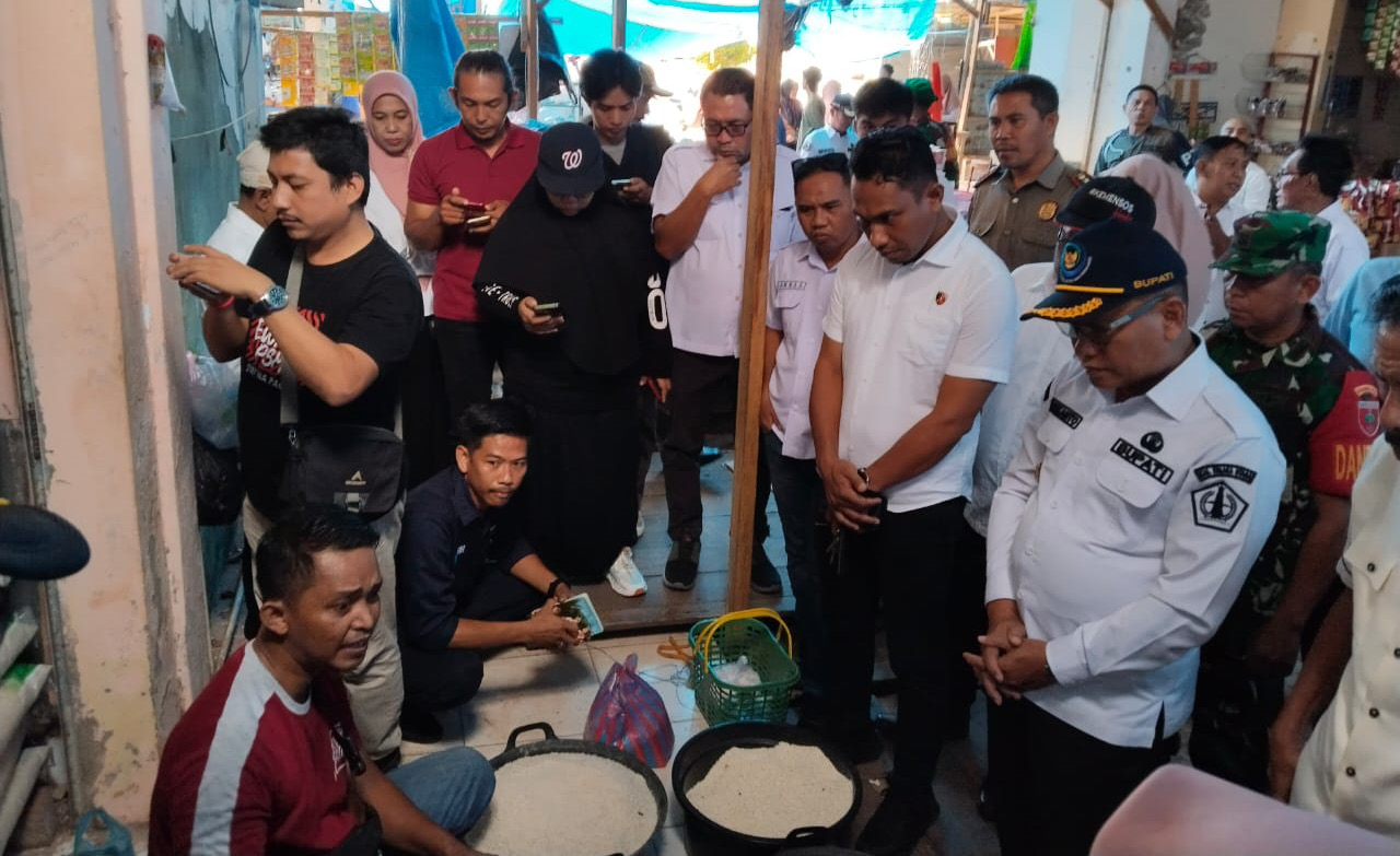 SIDAK PASAR : Pj Bupati Kolut Sukanto Toding (kanan) bersama TPID memantau harga kebutuhan pangan di Pasar Lacaria Lasusua, Rabu (28/2) (DISKOMINFO KOLUT FOR KENDARI POS)